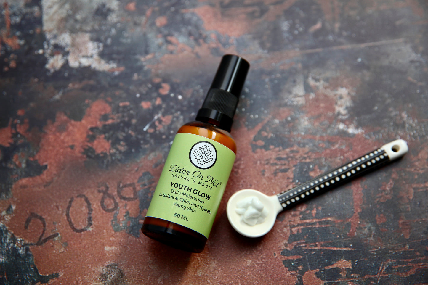 Youth Glow Daily Moisturiser to Balance Calm and Hydrate Young Skin with spoon 50ml